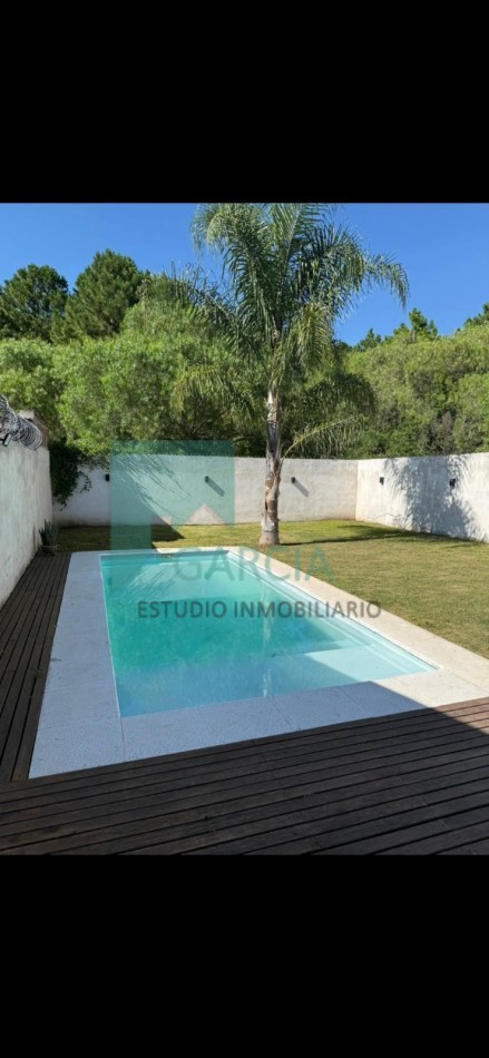 Alquilo casa de 3 dormitorios y piscina zona Crisologo Larralde y Av. Zanni