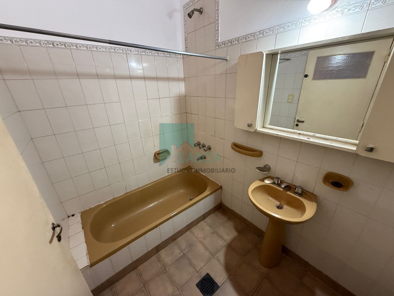 Alquilo casa 3 dorm, cochera, patio verde zona Av. Don Bosco y Randisi!