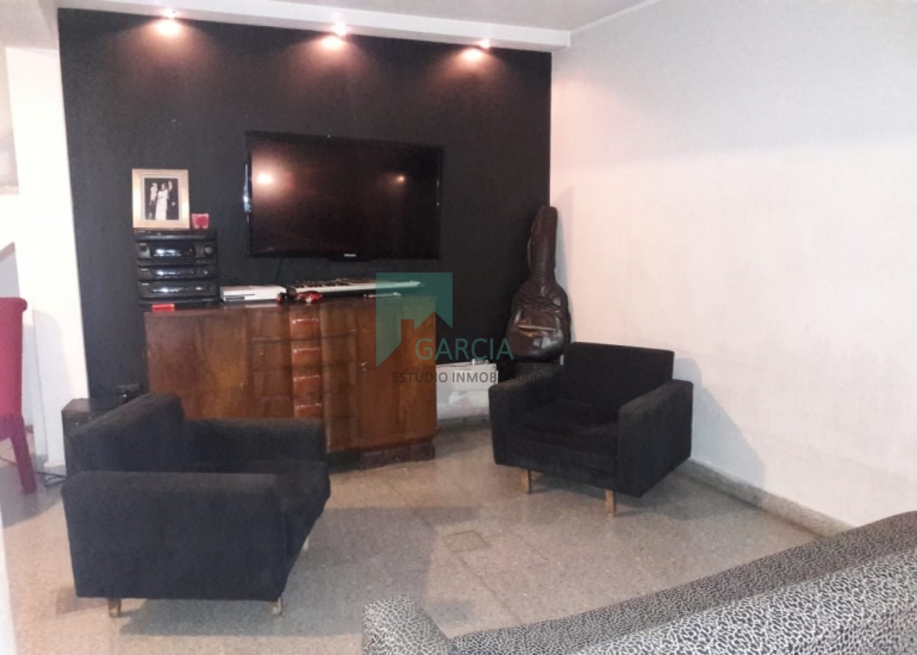 SE VENDE CASA ZONA CENTRO CON COCHERA Y JARDIN VERDE