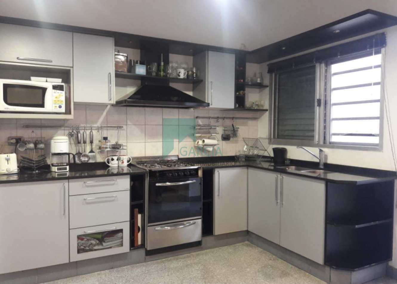 SE VENDE CASA ZONA CENTRO CON COCHERA Y JARDIN VERDE