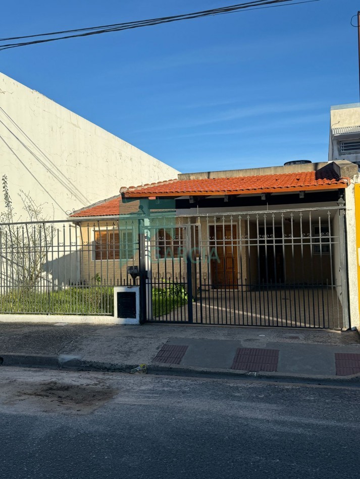 Alquilo casa 3 dorm, cochera, patio verde zona Av. Don Bosco y Randisi!