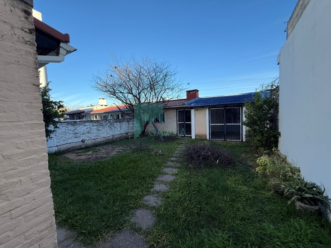 Alquilo casa 3 dorm, cochera, patio verde zona Av. Don Bosco y Randisi!