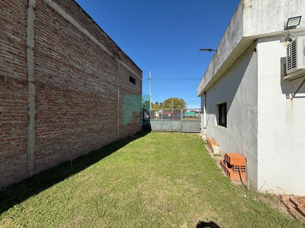 Oportunidad amplio salon comercial en un predio de 1200m2 en Av. Almafuerte y Gdor. Maya!!!