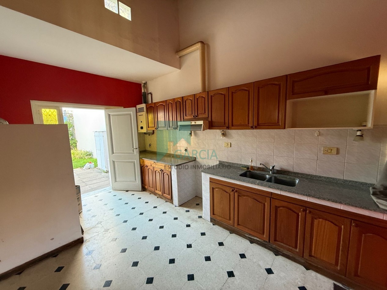 Alquilo casa 3 dorm, cochera, patio verde zona Av. Don Bosco y Randisi!