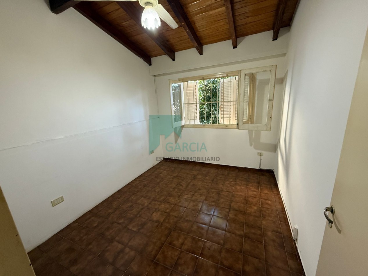 Alquilo casa 3 dorm, cochera, patio verde zona Av. Don Bosco y Randisi!