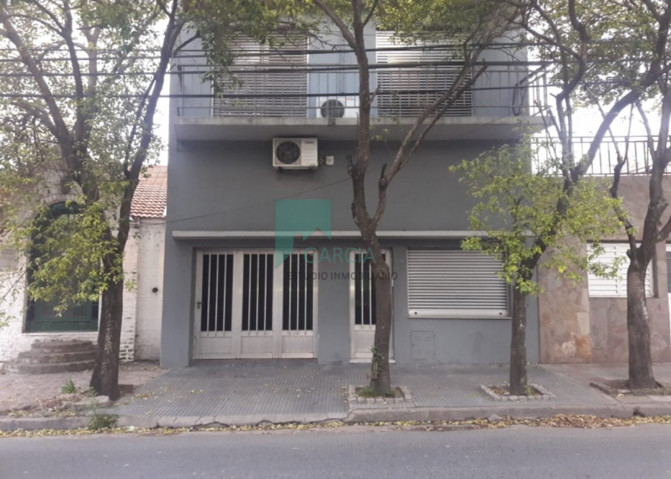 SE VENDE CASA ZONA CENTRO CON COCHERA Y JARDIN VERDE