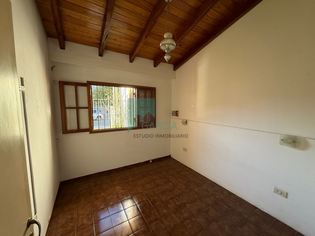 Alquilo casa 3 dorm, cochera, patio verde zona Av. Don Bosco y Randisi!