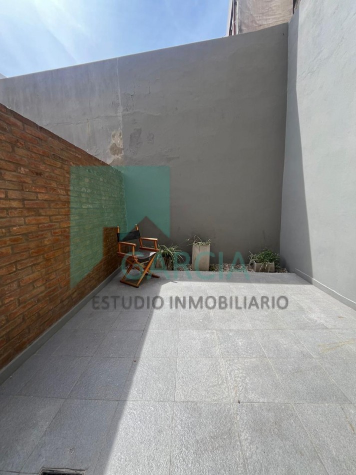 En venta departamento de un dormitorio zona centro , con patio , todos los servicios !