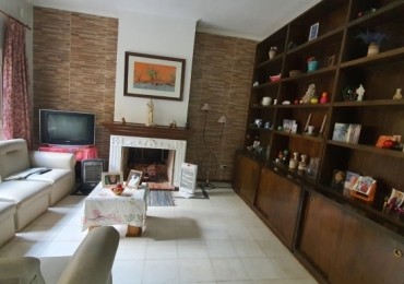 En venta casa zona parque , tres dormitorios, cochera !