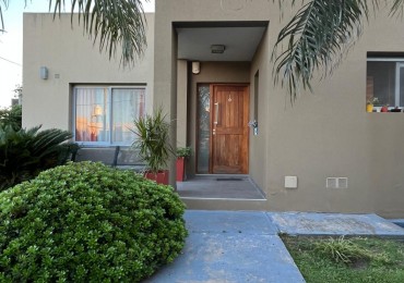 Vendo casa 2 dorm, 2 baños, piscina, quincho, cochera doble, patio verde en Oro Verde!