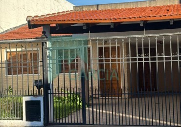 Alquilo casa 3 dorm, cochera, patio verde zona Av. Don Bosco y Randisi!